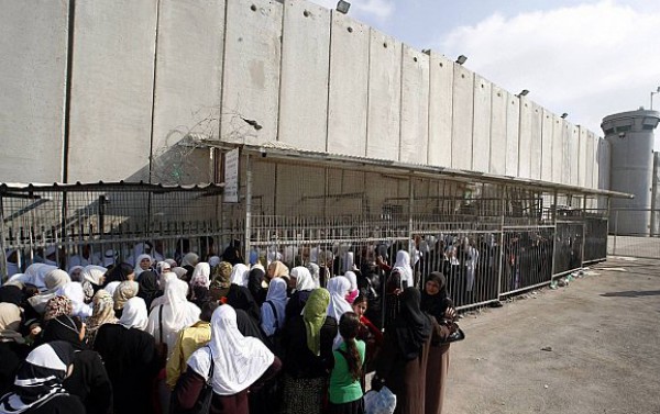 فلسطينيون يحاولون العبور إلى القدس