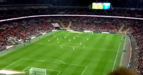 صاروخ ورقي يصطدم بلاعب الفريق المنافس في أحد المبارايات