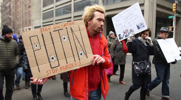 بعد اغتيال نيمتسوف.. محتجون روس يتظاهرون بنيويورك: أوقفوا الدكتاتور