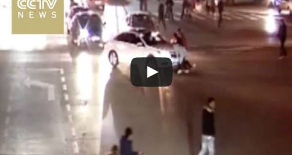 سيارة تدهس طفلة أمام المارة في شوارع الصين