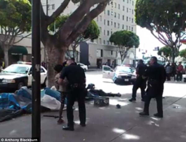 فيديو صادم: شرطة لوس انجلوس يقتلون متشردا في وضح النهار دون سبب