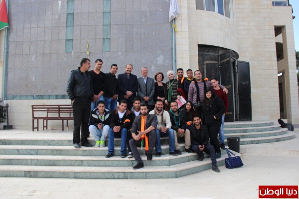 تجمع المبادرة الطلابي في كلية فلسطين الأهلية يستقبل أمين عام المبادرة مصطفى البرغوثي داخل الجامعة