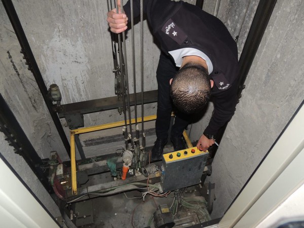 الدفاع المدني يغلق أربعة مصاعد كهربائية في الخليل
