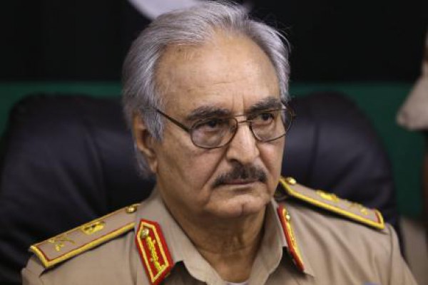 تعيين حفتر قائدا لجيش الحكومة الليبية وترقيته لرتبة الفريق