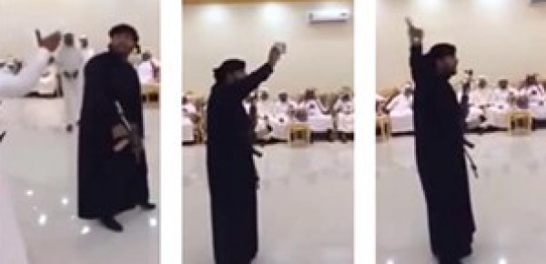 بالفيديو.. سعودي يهدد زوجته بـ"الطلاق" ويوجه رشاش على نفسه إن لم تُقبل عطيته في مناسبة قبلية!