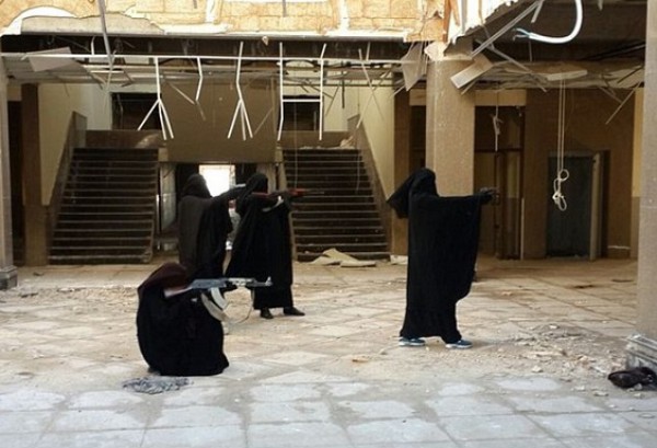 بالفيديو والصور ..ديلي ميل تنشر تدريبات نساء داعش في الدولة الاسلامية