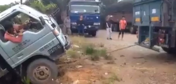 شاحنة تقوم بتحطيم سيارة أثناء محاولة المساعدة في الخروج من الحفرة