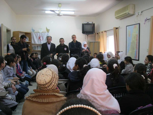 طالبات من بنات قلقيلية الأساسية ينفذن زيارة للهلال الأحمر