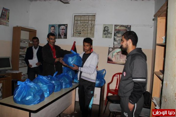 جبهة العمل النقابي التقدمية محافظةغزة توزع طرود غذائية