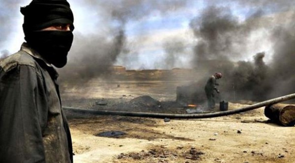 داعش يشعل النار في آبار نفط شمالي تكريت بالعراق