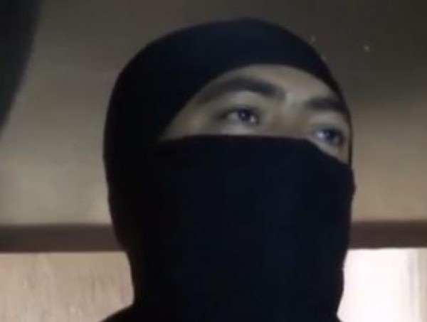 بالفيديو ..داعش يعدم شاباً في بنغازي رمياً بالرصاص
