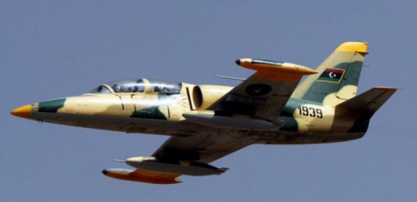 طائرات ليبية تقصف مطارا بطرابلس