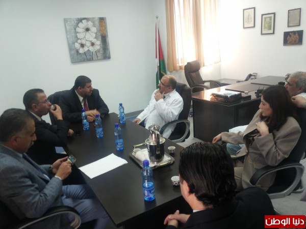 رئيس لجنة فلسطين في البرلمان الأردني و السفير الاردني يوزعون الهدايا على الاطفال