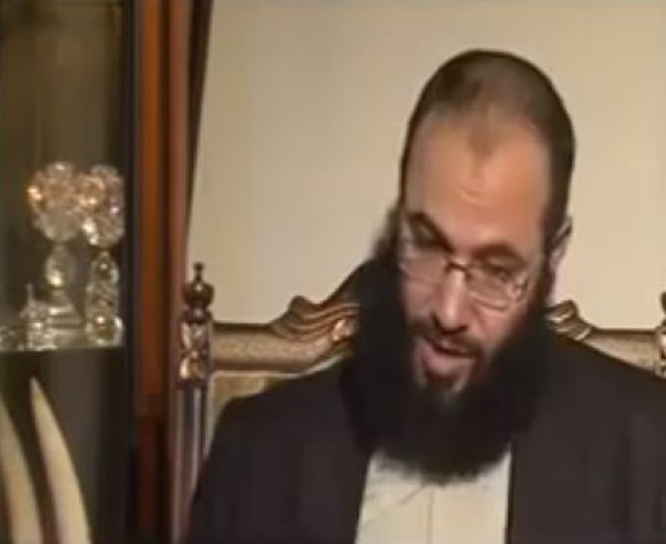 مذيعة تستضيف أحد الشيوخ ..و تسأله أكثر من نصف ساعة أحاورك لم تنظر لي؟