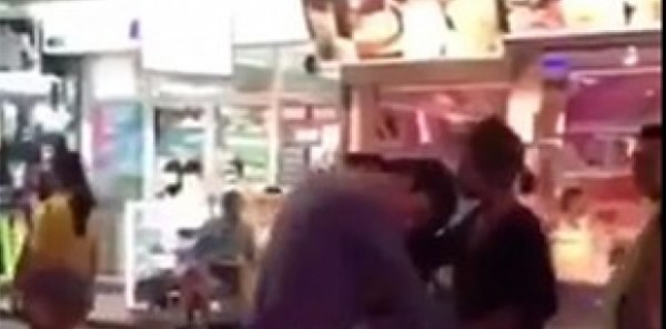 في عيد المرأة العالمي تايلاندية تضرب زوجها في الشارع