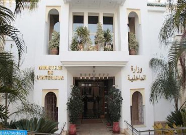 المدير العام للأمن الوطني الجزائري يشرف على عملية تسليم أوامر الدفع الخاصة ببرنامج "عدل"