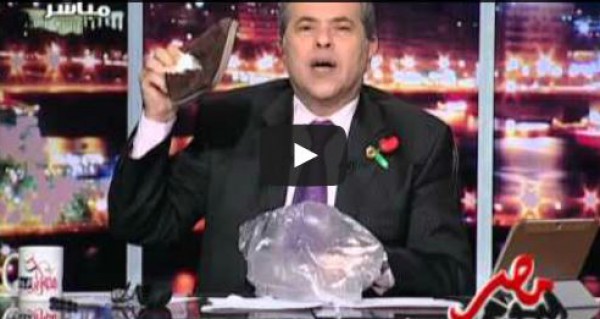 عكاشة يرفع الجزمة لفضائية مكملين على الهواء