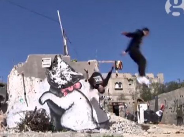 باركور غزة يمارس القفز فوق رسومات بانسكي في غزة