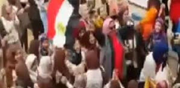 وصلة رقص لطالبات بالاسكندرية "في حب مصر"