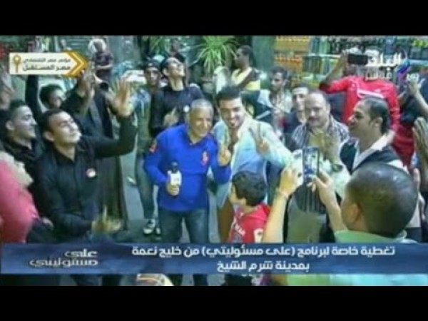 أحمد موسى يرقص في شرم الشيخ على المزمار