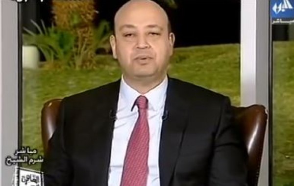 عمرو أديب يسخر من "زلة لسان" جون كيري