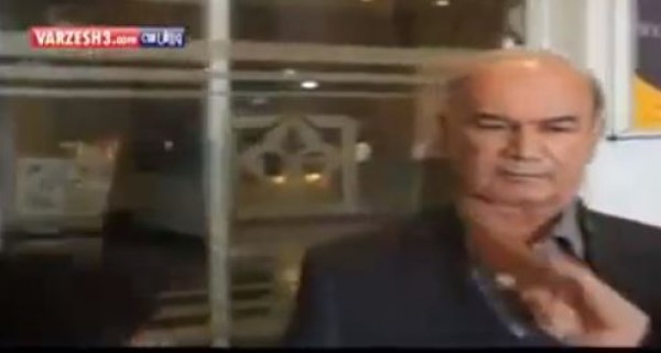 رئيس نادي إيراني يضرب مراسلا على الهواء