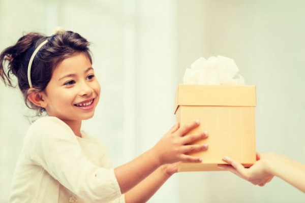 كيف أعلم طفلي العطاء؟