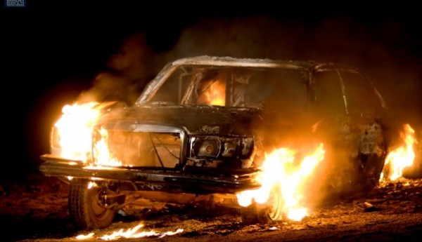 مجهولون يحرقون سيارة المتحدث باسم نقابة الموظفين في غزة