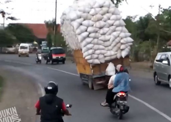 إنقلاب شاحنة تحمل أكثر من طاقتها