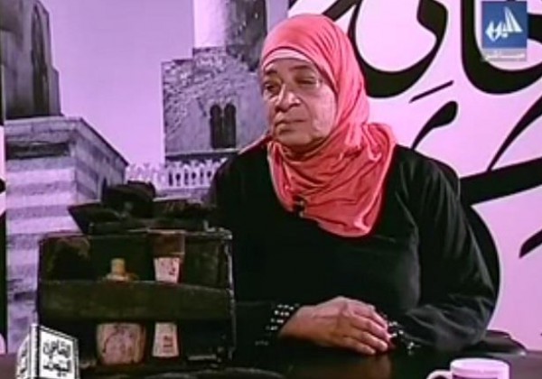 الأم المثالية المصرية " تمسح الجزم"