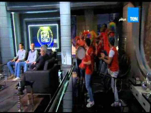 مشجعين الأهلى بالبيت بيتك: "طول عمر الأهلى حديد ياعمرو ياعبحميد"