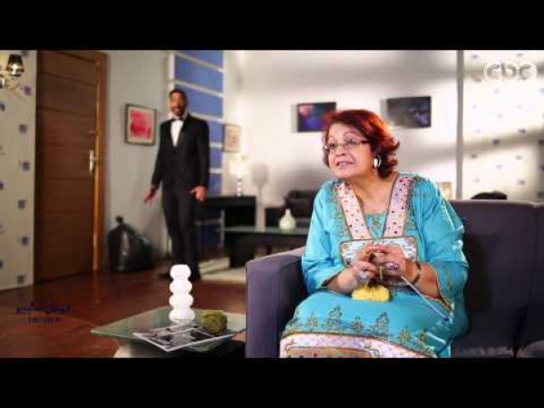 والدة أكرم الشرقاوي تفاجئه بـ"كيس زبالة" على الهواء