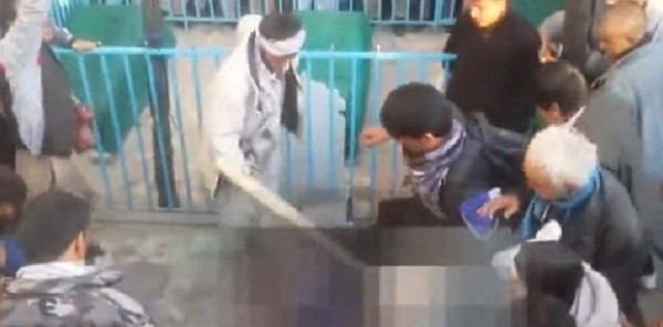 أفغانية مختلة أحرقت نسخة من المصحف فعذبوها وحرقوها