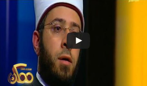 شيخ أزهري يبكي على الهواء بسبب والدته