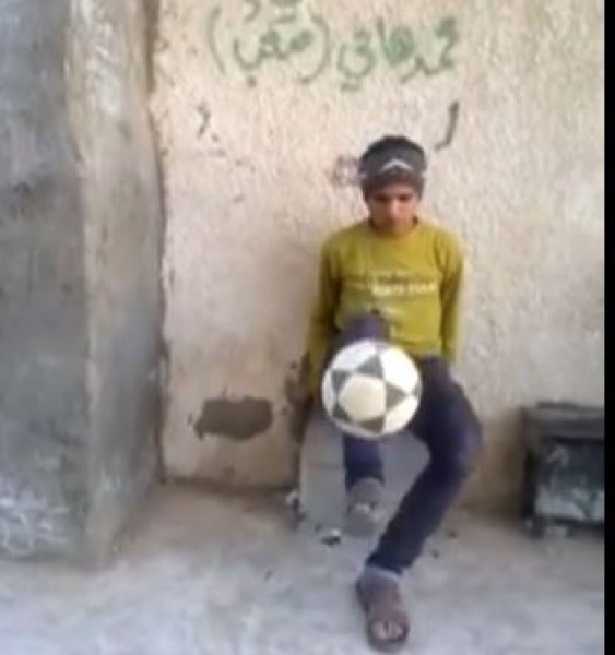شاب فلسطيني موهوب من غزة يداعب بالكرة بقدم واحدة