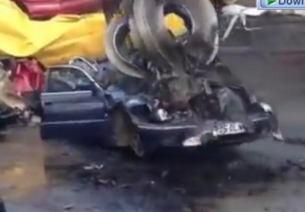 تحطيم سيارة "BMW" فى لحظات وتحويلها لقطعة خردة