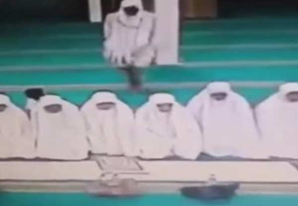 فيديو صادم.. امرأة تقفز فوق مصليات ساجدات في مسجد لسرقة حقائبهن!