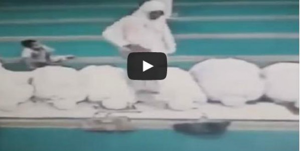 فيديو صادم.. إمرأة تسرق حقائب السيدات فى المسجد