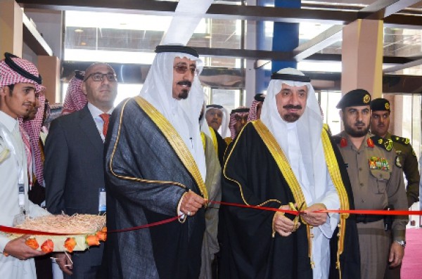 الأمير جلوي بن عبدالعزيز يكرّم 
