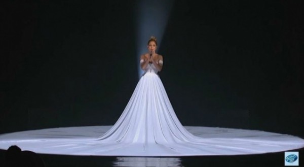 بالفيديو: فستان جينيفر لوبيز يثير الجدل ويصبح حديث الناس!
