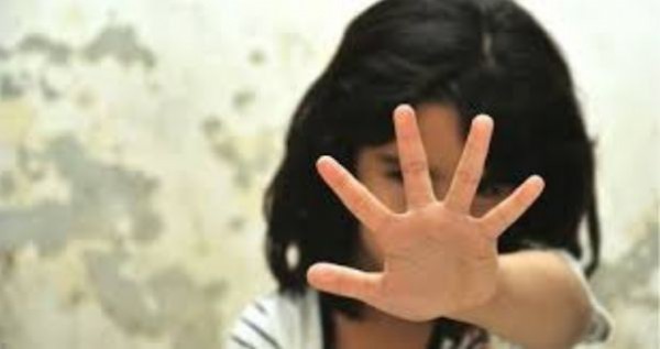 في الإمارات : ولي أمر يتحرش بطفلتيه