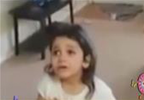 بنت صغيرة تحاول إقناع والدها بأن أحمر الشفاة ليس من "المكياج"
