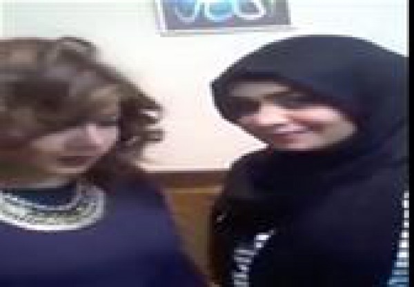 فتيات يسخرن من معاكسات الشباب على طريقةDubsmash