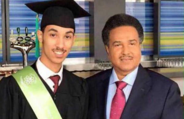 الفنان محمد عبده يحتفل بتخرج ابنه من جامعة بريطانية
