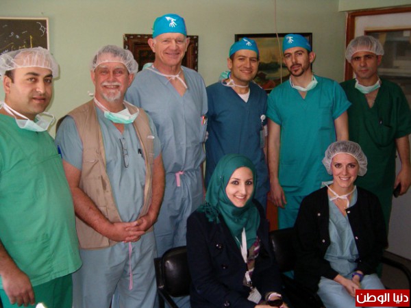 وفد طبي أمريكي متخصص ينهي زيارة لمجمع فلسطين الطبي