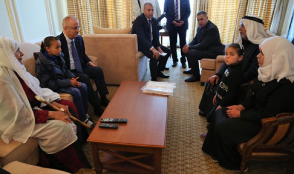 رئيس الوزراء د رامي الحمد الله يستقبل الطفلة آلاء أبو زيد