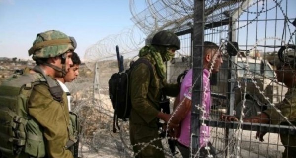 الاحتلال يعتقل مواطنين على حدود غزة