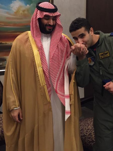 صورة الطيار خالد يقبل يد وزير الدفاع