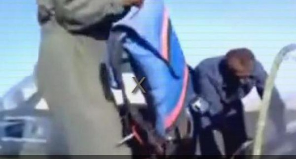 بالفيديو.. طيار إيراني يدرب أحد مقاتلي الحوثي