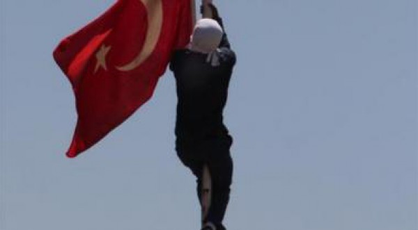 تركيا: سجن ناشط كردي 13 عاما لانه نزع العلم التركي